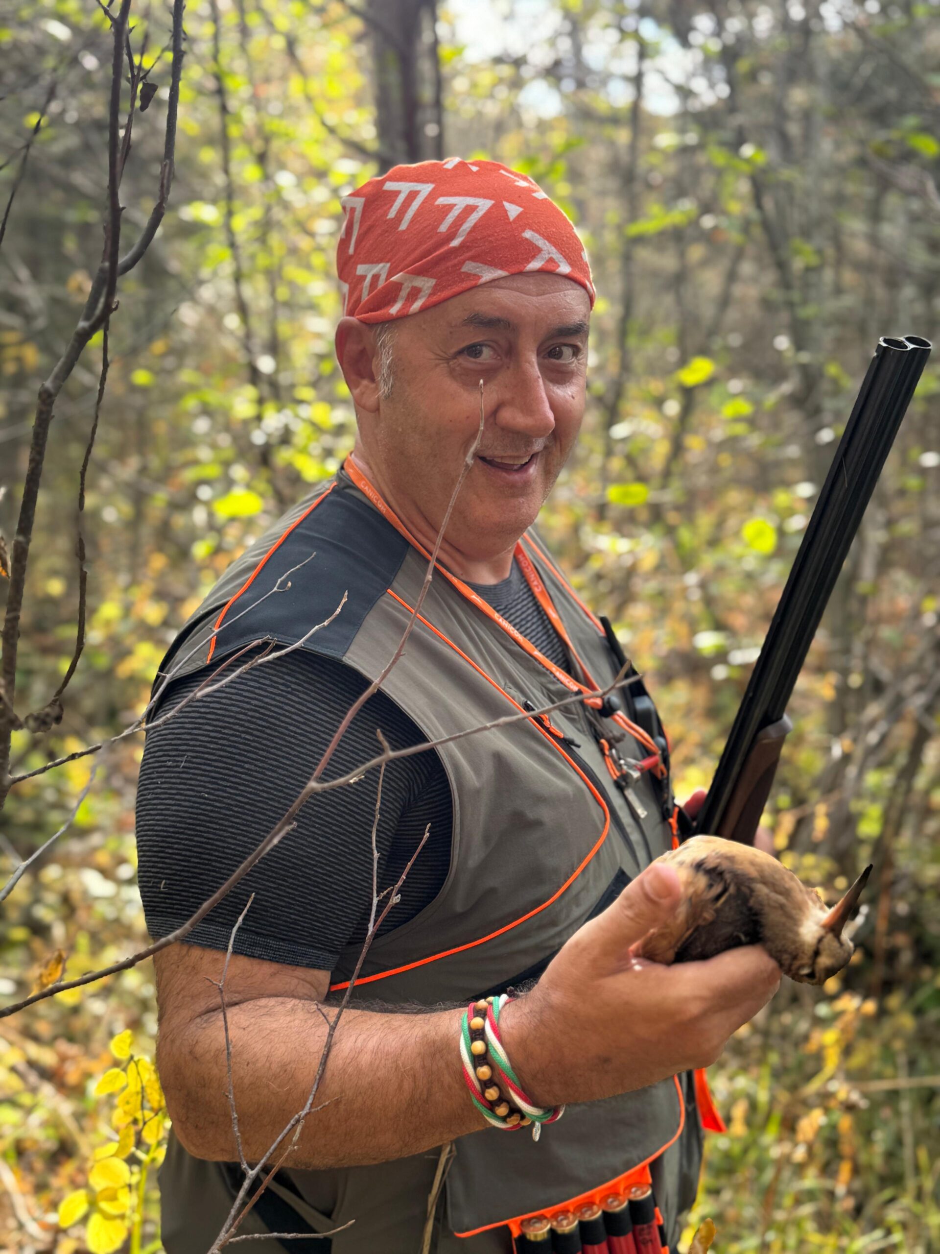 Cacciatore con beccaccia americana nei boschi dell Ontario