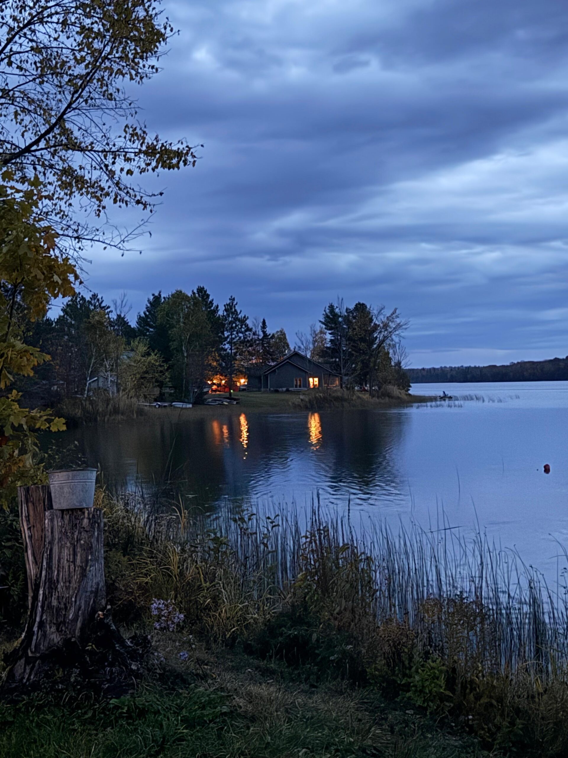 Lodge affacciato su un lago dell Ontario al tramonto