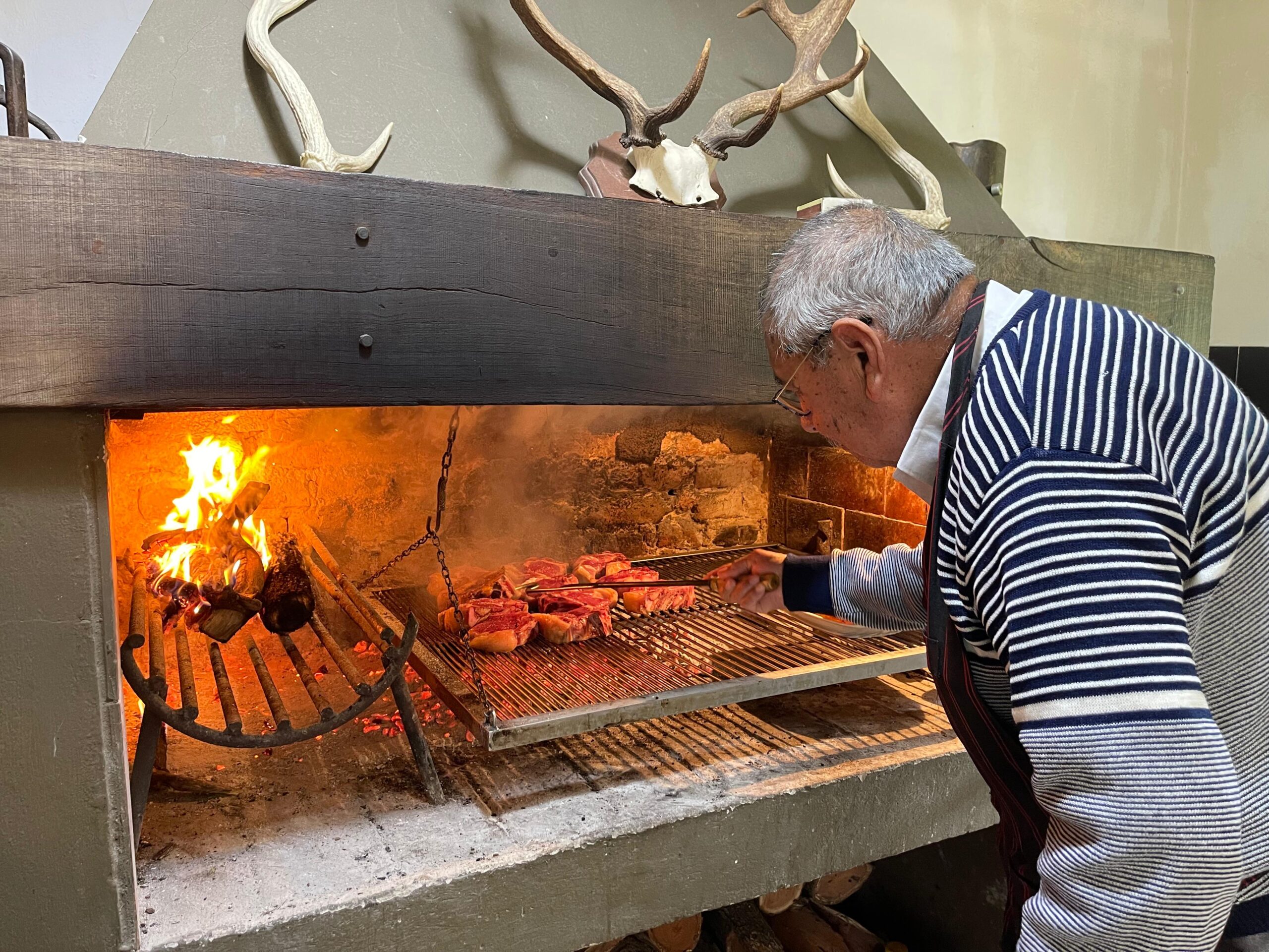 Preparazione dell asado durante un viaggio di caccia in Argentina