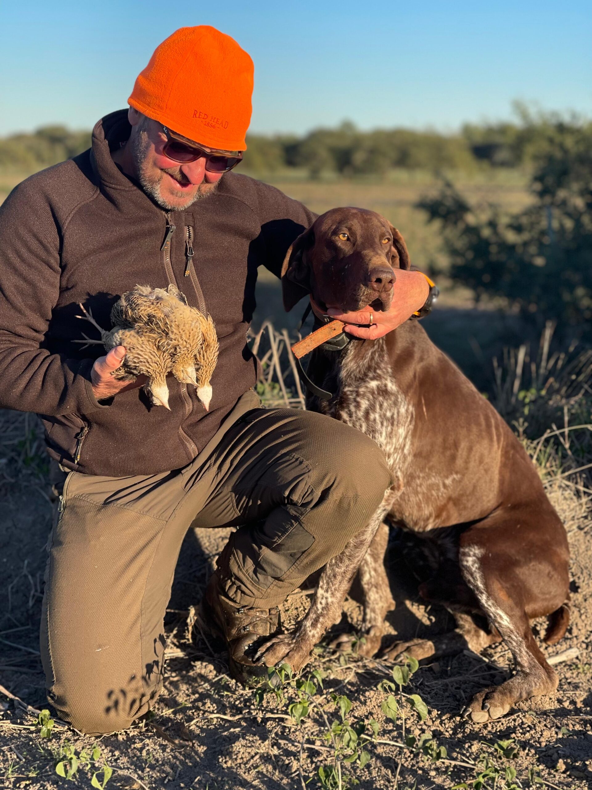 Cacciatore con cane da ferma durante una giornata alle pernici in Argentina