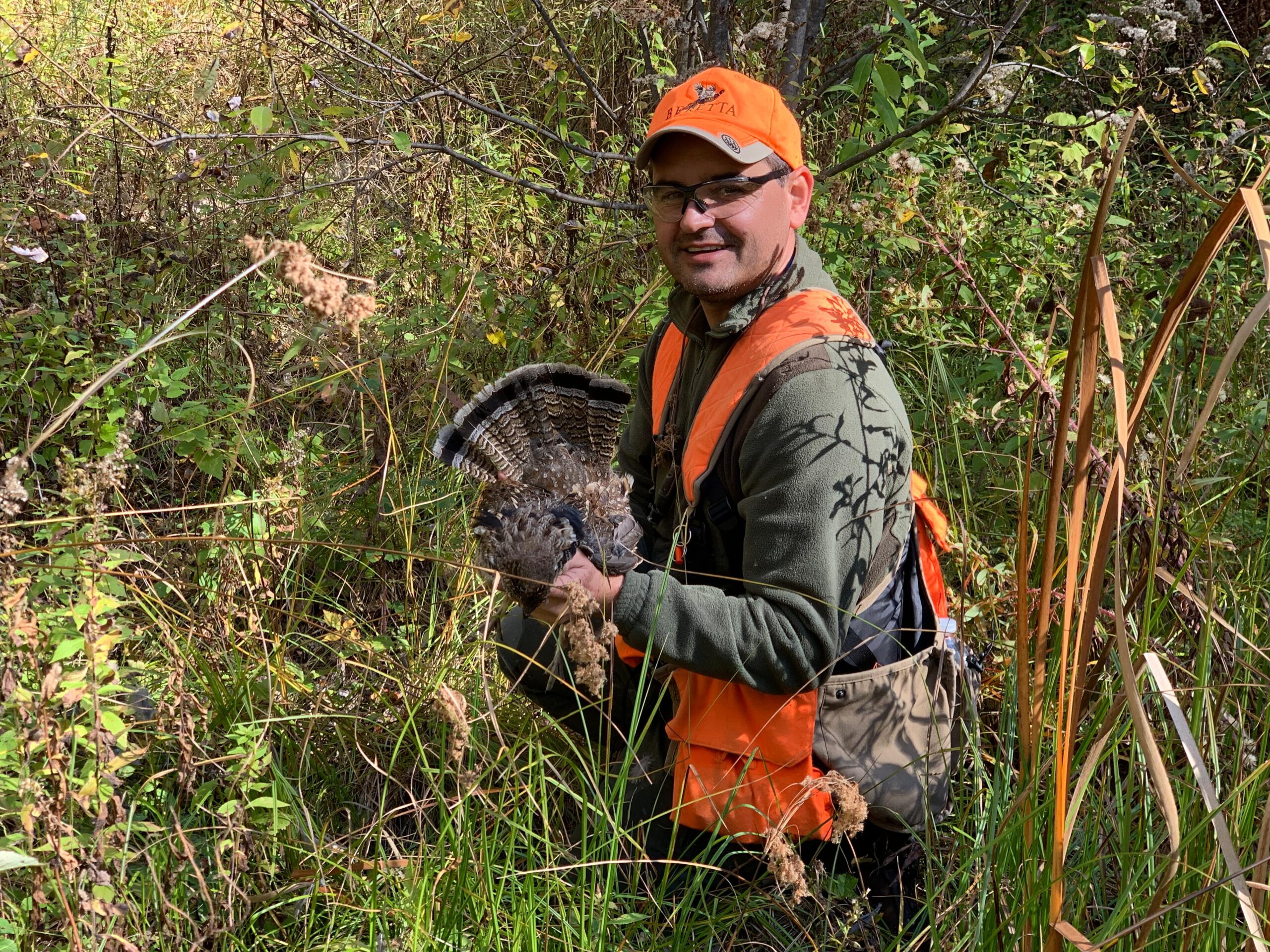 Cacciatore con ruffed grouse nei boschi dell Ontario