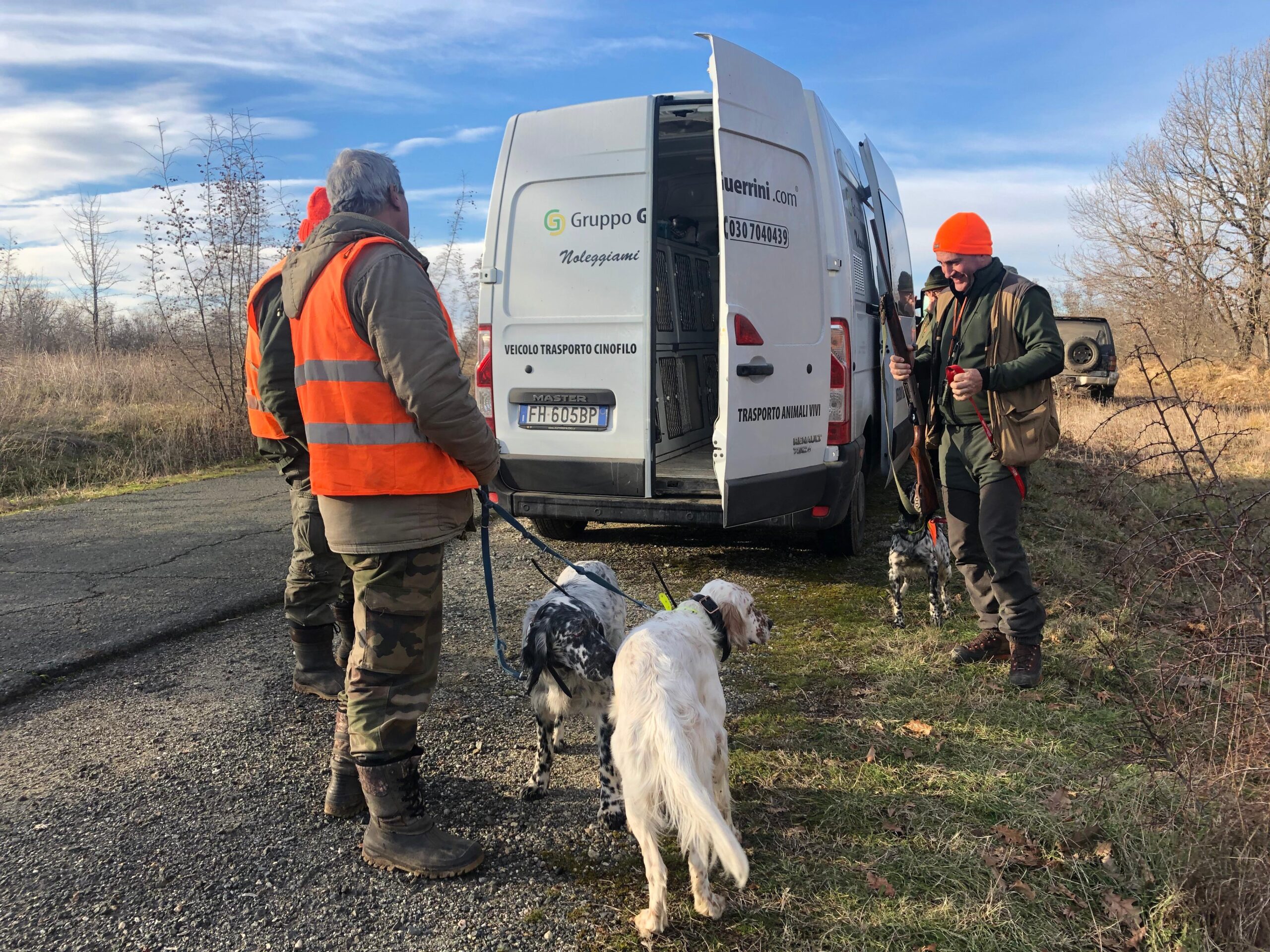Cacciatori e cani durante un viaggio per beccacce in Bulgaria