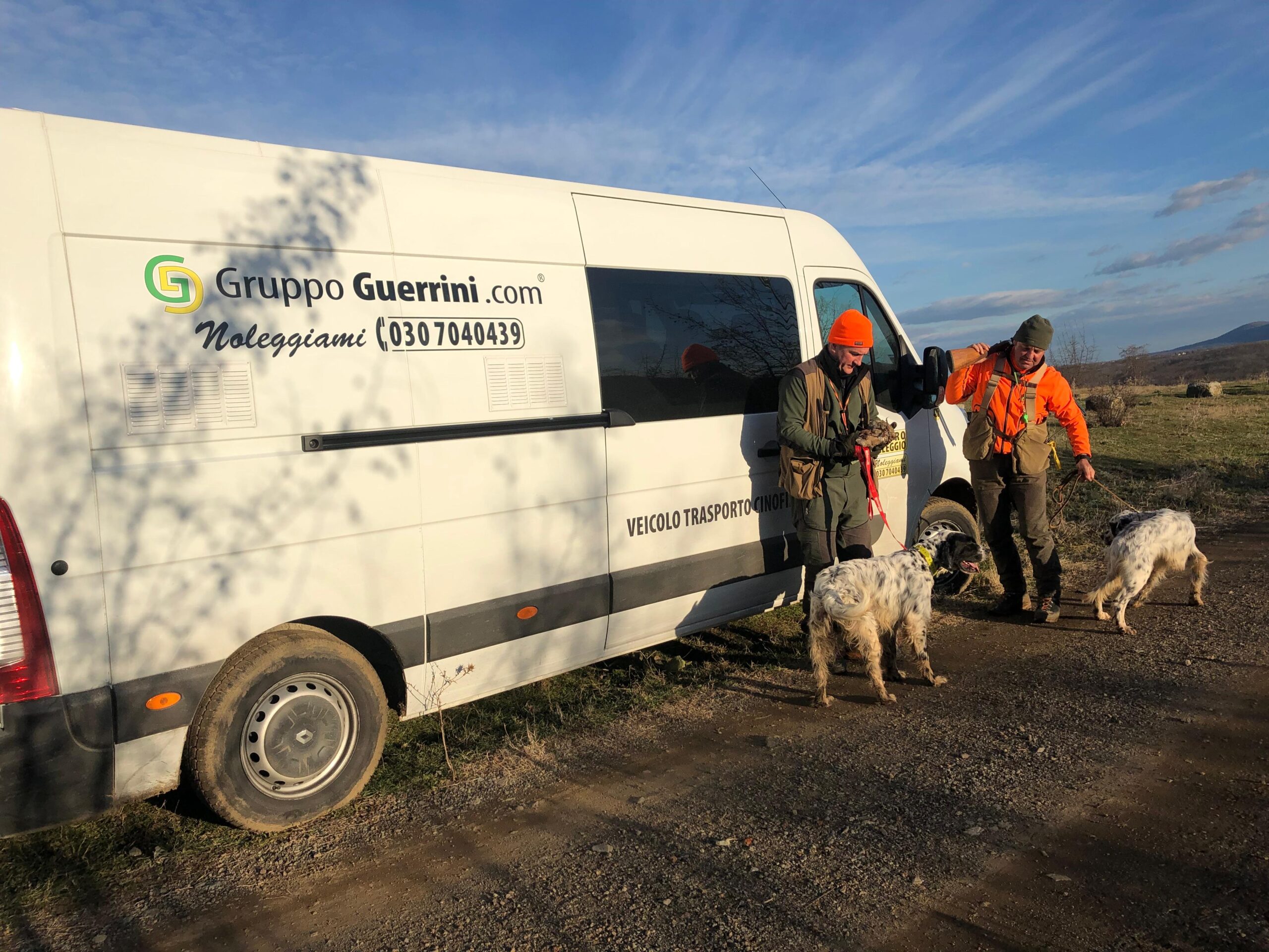 Gruppo di cacciatori con cani da ferma in Bulgaria